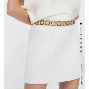 Zara kjol - Vit stickad kjol från zara som är slutsåld. Jag har råkat beställa 2 kjolar så därav säljer jag en som är helt ny och oöppnad från förpackningen.💕Kan frakta och även mötas upp i centrala Gbg🤗💓säljer för samma pris som på hemsidan om ingen budar! 