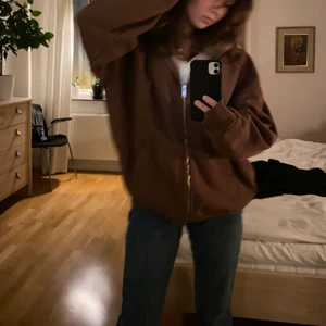 Christy hoodie brandy melville - Säljer denna superfina brandy zip-up-hoodien!! Jättefint skick!! Kom privat för fler bilder! Om många är intresserade blir det budgivning!💗⚡️ den  första bilden är min<33