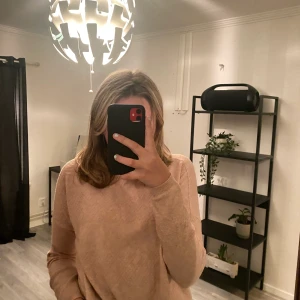 Tröja - Gammalrosa tröja i storlek XS knappt använd säljer för 50 kr köparen står för frakten