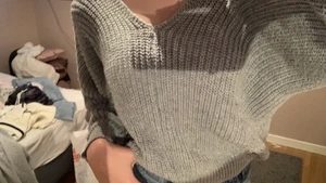 Stickad tröja  - En stickad tröja, vet dock inte märke då det inte finns någon lapp i tröjan. Korsad rygg så man kan ha den år vilket håll man vill. Jättesjuk och skön, inte alls stickig. Lite tightare längst ner vilket gör att den sitter fint på kroppen. Onesize