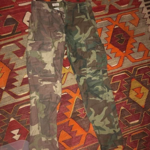 Levis Camo Byxor - Levis camo byxor. Möts helst upp i Stockholm men kan frakta också.