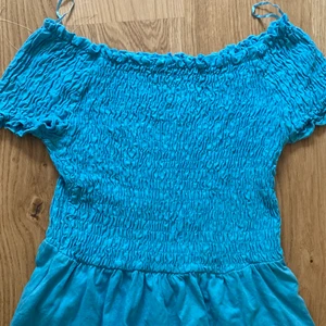 Blå tröja med volang  - Jättefin tröja med volang från Ginatricot! Nyskick 💙   99 kr 🦋