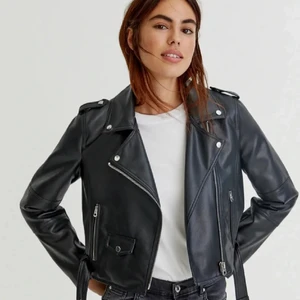 Jacka - Snygg jacka från missguided, köpt på Nelly för 500. Använd 2/3 gånger i nyskick. Hör av er vid frågor