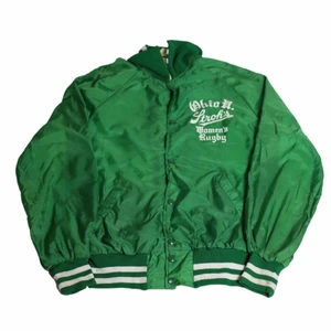 Ohio Ithrots - Vintage Varsity Jacka - En cool baseballjacka från ett kvinnolag i Ohio USA som är perfekt för en nittiotalistisk stil som även är vattentålig och vindtålig då den är gjord av nylon. Den gröna färgen är snygg och den har ett riktigt coolt y2k tryck!