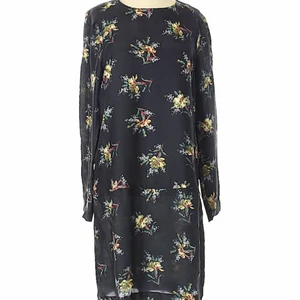 Zara-klänning - Klänning med blommor i silke från Zara. Aldrig använd, prislappen kvar. Strl M 💐