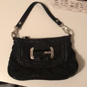 Guess väska  - Fin axelväska som aldrig är använd, från guess💞