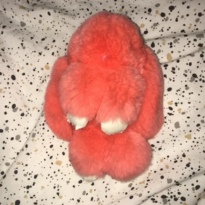 En fluffig gosedjurs kanin - Det är ett fluffigt gosedjur som ska föreställa en kanin. Säljer denna sak då den aldrig kommit till användning 