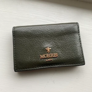Morris plånbok - Perfekt storlek, fint skick i snygg militärgrön färg. Köpt för 700kr. 