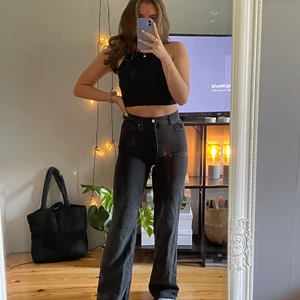 ZARA Jeans - Heej! Säljer nu dessa ZARA 90s full length jeans i storlek 36 då de tyvärr blivit för små och inte kommer till användning. Nypris 400kr! Jag är 167 cm lång. 💘💜⚡️
