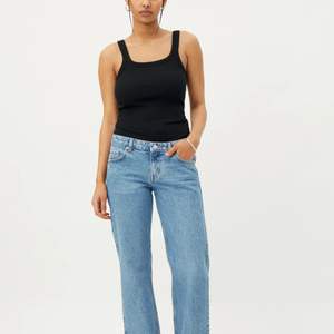 Säljer dessa sjukt snygga jeansen från weekday i modellen ”Arrow low straight jeans”. Säljer då dom aldrig har kommit till användning. Helt slutsålda på hemsidan.