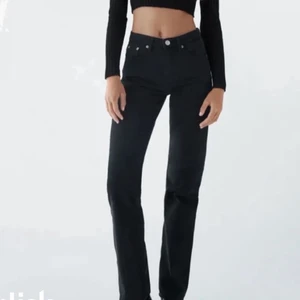 Mid Rise straight jeans  - Säljer dessa fina jeans från zara💖 jättefint skick och är precis som nya men tyvär så är det för små för mig. 