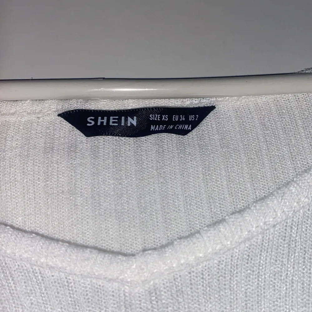 Säljer nu detta vita tröja med små volanger längst ner vid ärmarna och vid tröjans slut. Enbart testad, lite genomskinlig. Köpt från shein. ✨✨. Tröjor & Koftor.