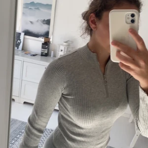 Grå tröja  - Säljer denna fina gråa tröjan i storlek S.