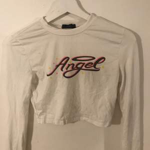 Säljer min jätte fina trendiga och helt nya Angel tröja som tyvärr inte är min stil längre! Vill bli av med den snabbt så priset kan definitivt diskuteras!💕