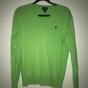 Ralph Lauren - En fin tröja i storlek L men är som en s ungefär storleksmässigt. Köpt på 2hand men aldrig använt. inga fläckar och ser ut som ny! Originalet kostar runt 400kr 