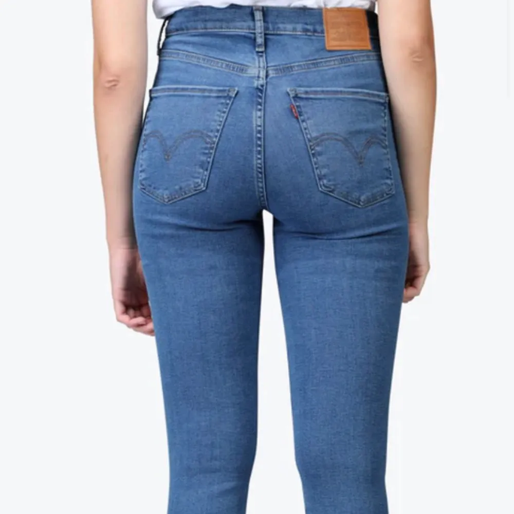 Helt oanvända Levis jeans med prislapp, är strechiga och otroligt sköna dock för små för mig. Jeans & Byxor.