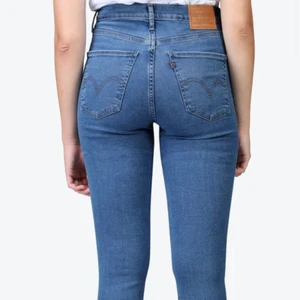Levis Mile High Super skinny st 25x28 - Helt oanvända Levis jeans med prislapp, är strechiga och otroligt sköna dock för små för mig