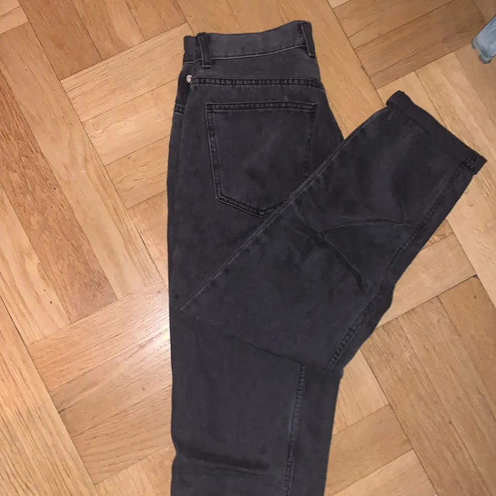 Från PULL&BEAR. Använda två gånger och tvättade. Storlek 34. . Jeans & Byxor.