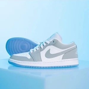 Air Jordan 1 Low Wolf grey aluminium👟 - Air Jordan 1 Low Wolf grey aluminium👟  Tillgänglig i storlek ⬇️  • EU37,5  • Pris: 2199kr   • Skriv till oss i dm om din storlek saknas   • Vi nås genom dm för eventuella frågor eller funderingar!  • Flera bilder fås via dm  @erisneakers på instagram 