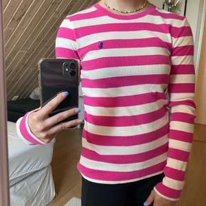 Ralph Lauren tröja - Rosa och krämvit randig tröja ifrån Ralph Lauren. Jättemjuk och sitter superfin på typ alla då den är stretchig! Hör av er om ni vill ha fler bilder eller har frågor💖