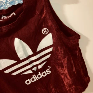 Adidas croptop - En adidas-topp i begagnat skick. Lite urtvättad men tycker snarare bara det ger effekt eftersom plagget är typ ”stentvättat” i färgen. 