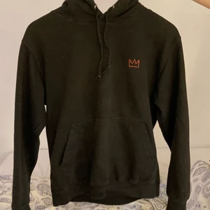 Hoodie - Säljer en hov1 hoodie pga att den inte kommer till någon användning längre. Storleken är S. denna tröja går inte att få tag i någon annanstans. (Testar lägga upp denna igen pga oseriös köpare)