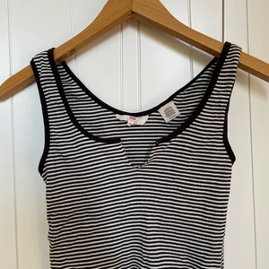 Linne från Levis - Croppat linne från Levis. Det är ett superfint linne som slutar precis innan naveln ungefär. Det är i storlek XS! Köpare står för frakt, men jag kan även mötas upp i Stockholmsområdet.