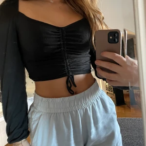 Tröja - Säljer denna super snygga tröja!!! Om ni har några frågor om den så kan ni bara höra av er men det är iaf inget fel på den. 