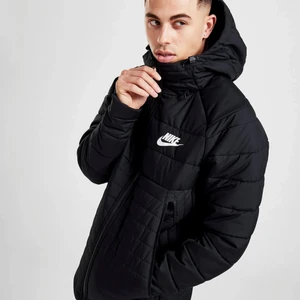 Helt ny Nike jacka med ettikett på L - Säljes oanvänd storlek L 