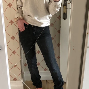 Crocker jeans - Lågmidjade crocker jeans. Lite för långa på mig som är 154 cm. Skulle säga att de sitter som xs/s. Kan skickas, köparen står för frakten😊 (Har för mig att nypris va runt 400kr🤔)