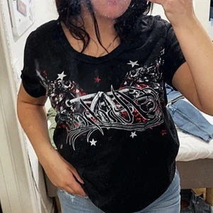 T-Shirt - Säljer denna T-shirten då de inte är min stil, osäker på storlek men skulle nog säga att de passar S och M 