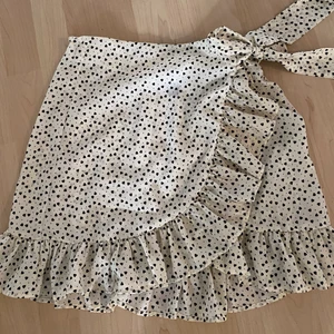 Omlott kjol - Vit kjol med små hjärtan på. Oanvänd för den är stor på mig. 