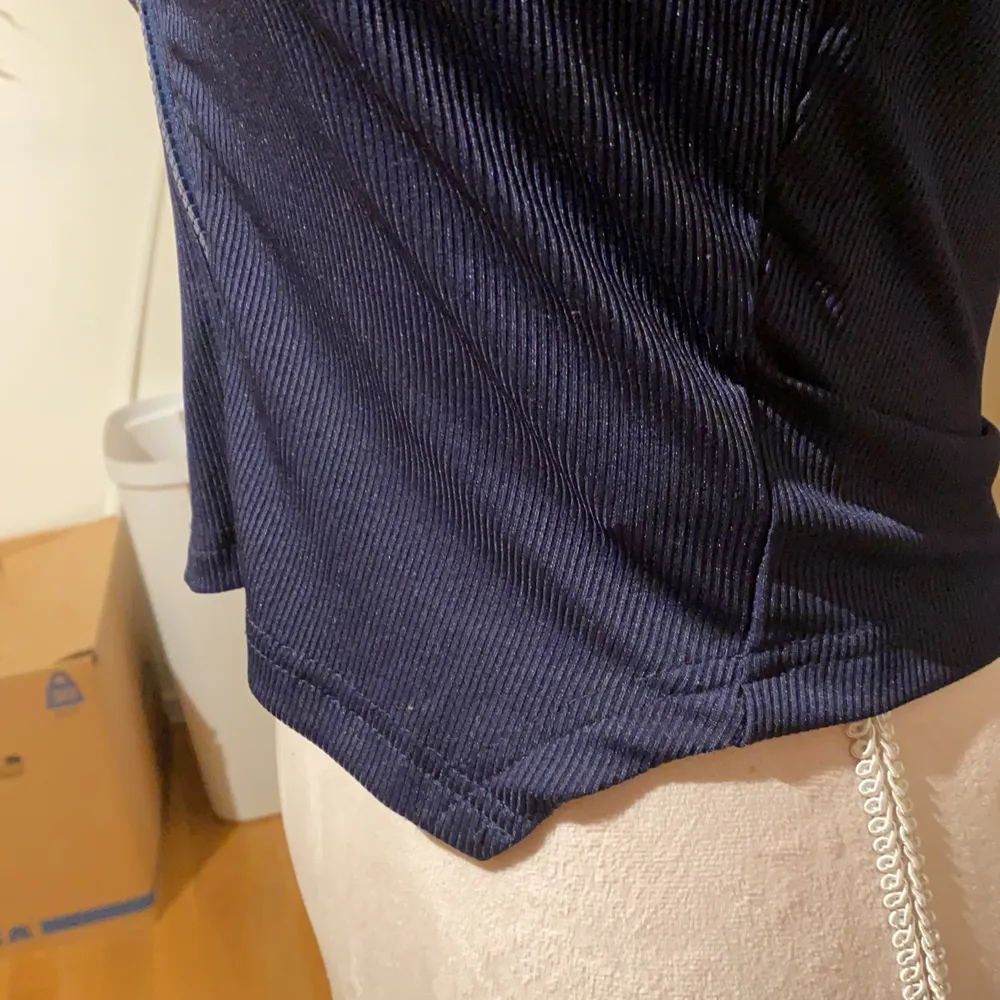 En super fin marinblå tröja med dragkedja som man kan ha hur man vill och sen är den lite längre fram än bak. Toppar.