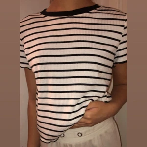 Randig t-shirt  - Använt få gånger. Köpt i sommras, ganska liten i storlek. Skriv för intresse!❤️