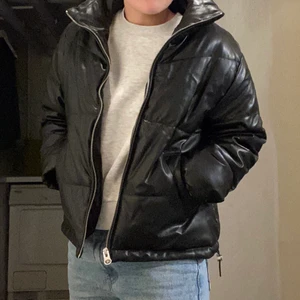 Svart hörstjacka, gratis frakt🥰 - Köpte denna jackan på Nakd men har bytt stil så kommer tyvärr inte till användning! Knappt använd så inga defekter, har dock inga lappar kvar🌸280 inklusive frakt