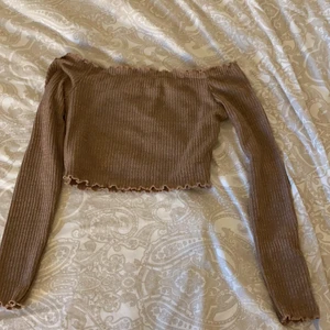 Off shoulder topp - En helt oanvänd tröja ifrån SHEIN med resor band i så stretchig . Skriv för mer info 
