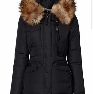 Ny rocobaroco jacka  - NYSKICK, använd Max 5 ggr. Säljer min nya rocobaroco jacka vid namn Sara. Det finns ej att köp längre. Har 2 vinterjackor därav tänkte jag sälja. 