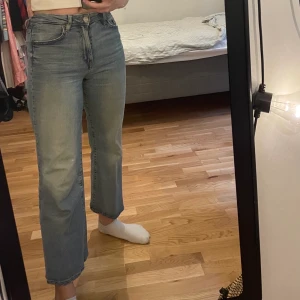 Ljusblå jeans - Ett par ljusblåa jeans från Mango! Säljer pga har för många liknande jeans. På byxorna står det storlek 26 och jag skulle säga att de passar S/36. Jag är 173 cm för att få en uppfattning om längden på jeansen.