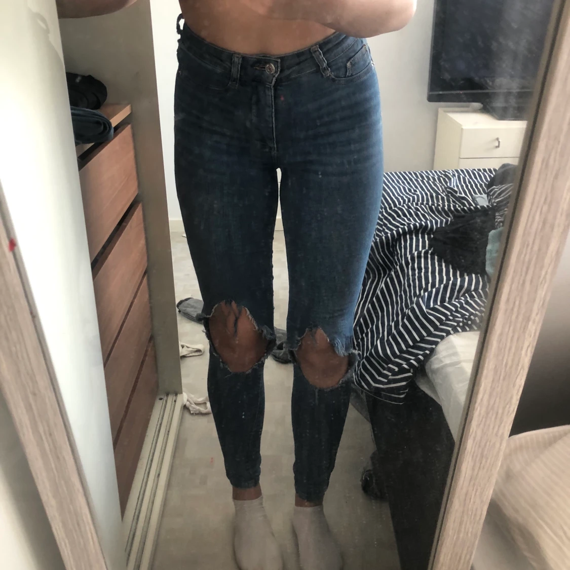 blåa jeans med hål i, storlek S