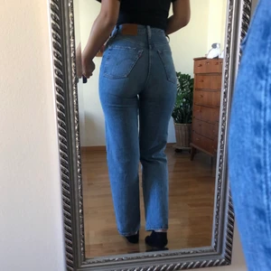 Levi’s jeans - Levi’s jeans i modellen ribcage straight med ett hål på ena knät. Byxorna är i bra skick💕