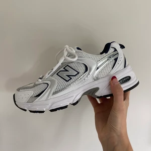 New Balance 530 - Skor jag köpte för några veckor sedan men har bara används 3 gånger. Är som nya och har inga fläckar, skador mm. Säljer då de inte riktigt var min stil. Ordinariepriset var 1100kr. Blir budgivning om många är intresserade!