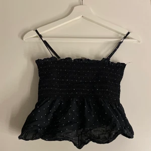 Linne - Svin gulligt linne från hm💕 andvände det super mycket i somras men den är som ny i skicket💕✨ storlek 38 men skulle nog säga att den passar en xs/s/m för den är väldigt stretchig