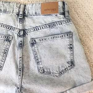 Gina tricot shorts - Ljusblåa shorts, använda men bra skick. Superbekväma! Säljer pga för små