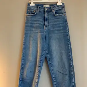 Blå comfy momjeans, stl 34 från gina tricot