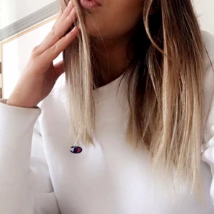 Champion sweatshirt - Vit Champion sweatshirt, använd fåtalet gånger. En L men skulle säga att den är som en S. Har inte typiska mjuka insidan som sweatshirts har. Den har istället rätt tjockt tyg. Skitfin men ligger mest i garderoben och då får den åka vidare till någon annan☺️ köpt för runt tusenlappen