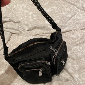 Noella väska - Säljer min fina noella väska. I storleken medium. Köpt för 699 kr. ❤️