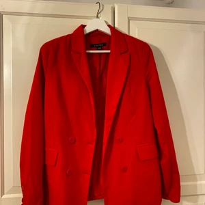 Röd kavaj/blazer - Fin röd blazer som är använd ett fåtal gånger! Storlek: 36