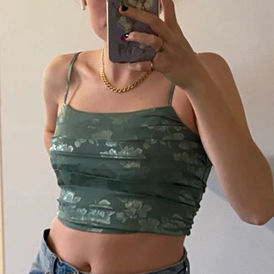 Linne - Grönt linne i en jättefin färg, glansig mönster. Säljer eftersom den tyvärr sitter lite tight på mig. Storlek Small. Fint skick!