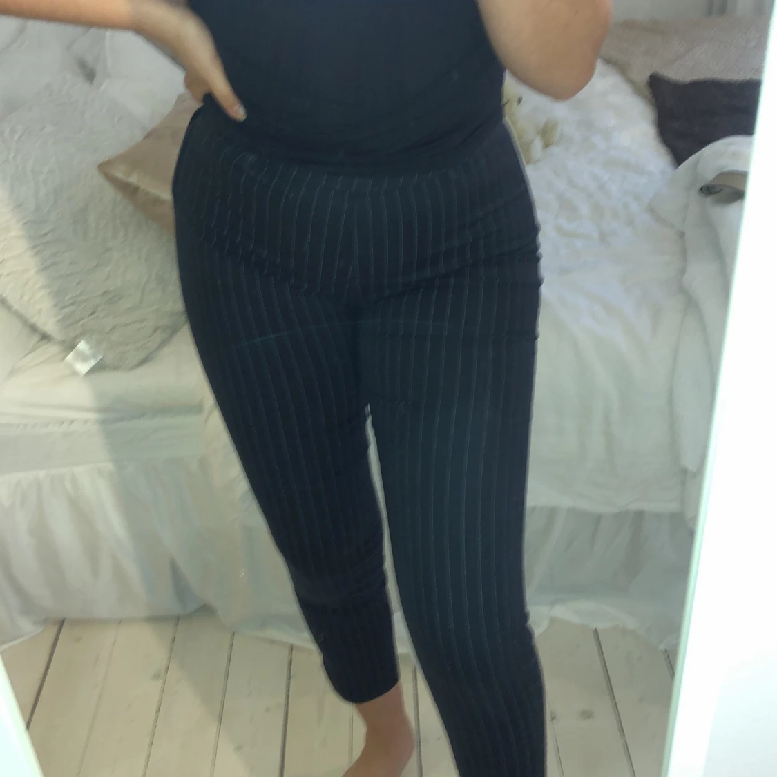 marinblåa slacks med vita ränder