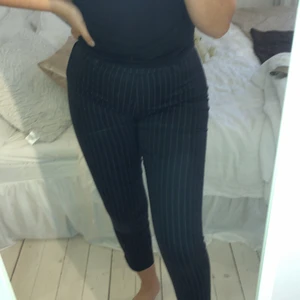  marinblåa slacks med vita ränder  - Ett par super snygga marinblåa slacks med vita ränder från H&M. Har dragkedja på sidan. Måste tycärr själva på grund av att de är för små. Frakt tillkommer!